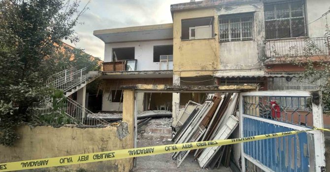 Hatay’da hasarlı evin balkonu çöktü: Baba ve oğlu hayatını kaybetti