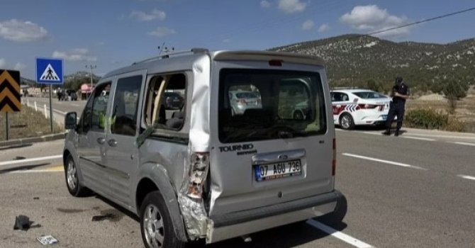 Antalya’da motosiklet ile hafif ticari araç çarpıştı: 2 yaralı