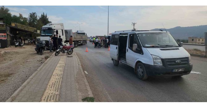 Hassa’da minibüsle çarpışan motosikletin sürücüsü yaralandı