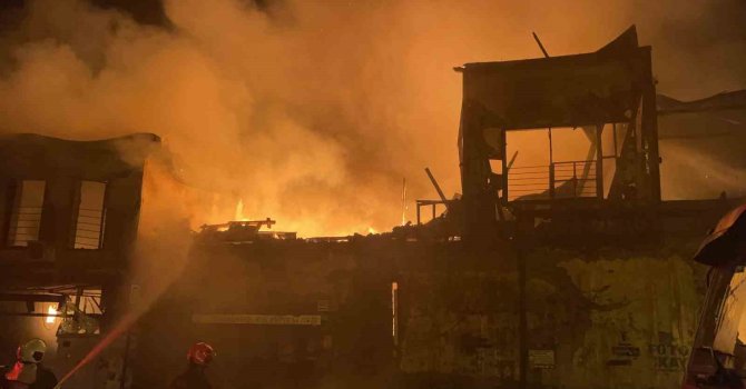 Osmaniye’de tarihi ahşap konak alevlere teslim oldu