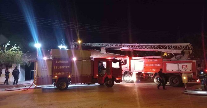 Çatıda başlayan yangın itfaiyenin hızlı müdahalesi ile söndürüldü