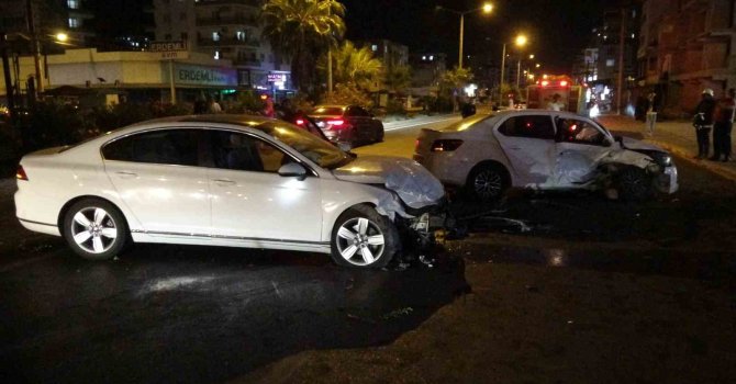 Motosikletle çarpışan otomobil karşı şeride geçip araca çarptı: 4  yaralı