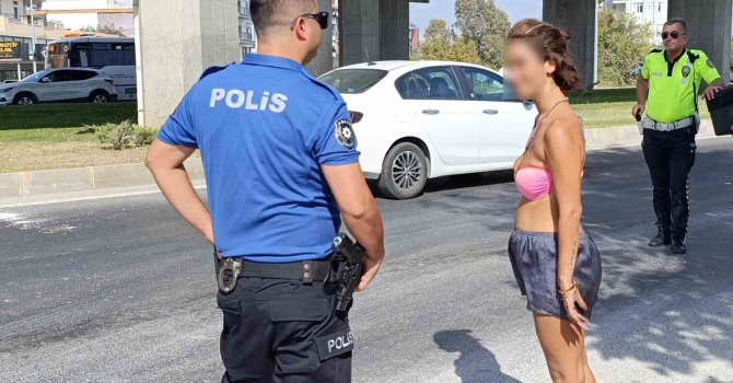 Polis ekiplerinin trafikteki bikinili genç kadınla imtihanı