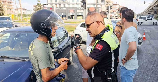 Otomobille çarpışan motosikletli kendisini iyi hissetmeyip hastaneye kaldırıldı