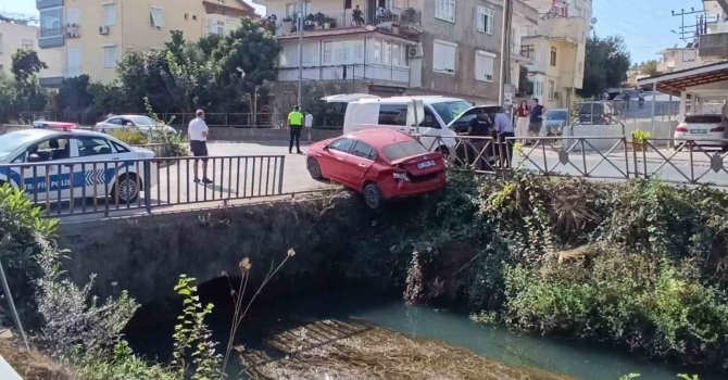 Kaza yapan İrlandalı sürücünün otomobili sulama kanalında asılı kaldı