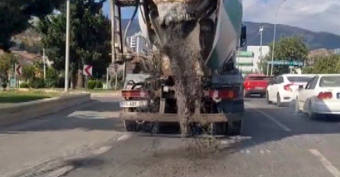 Beton mikserinin harcı karayoluna dökerek ilerlediği anlar kamerada