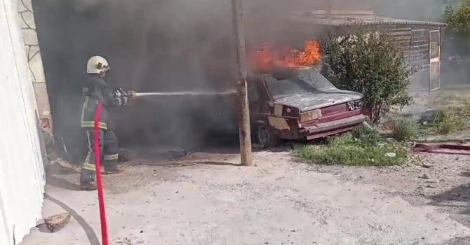 Park halindeki araç küle döndü, bitişiğindeki ikamete sıçramadan söndürüldü