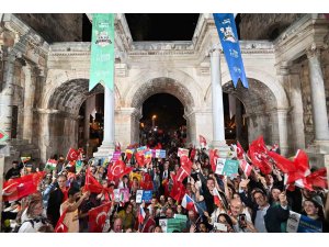 Kaleiçi Old Town Festivali geleneksel korteji Antalya sokaklarını renklendirdi