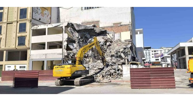 Yıkım esnasında başına moloz isabet eden işçi yaralandı