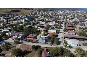 Hatay’da altın sarısı kubbesi ve çinileriyle Mescid-i Aksa’yı andıran cami, mest ediyor