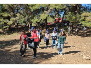 Mersin’de ormanlık alanda torbalarca çöp toplandı