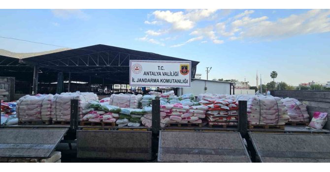 Antalya’da bir tırda 17 ton sahte gübre ele geçirildi