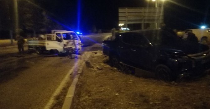 Isparta’da kamyonet ile hafif ticari araç çarpıştı: 1 yaralı