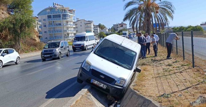 Önündeki araca çarpmamak için yağmur suyu tahliye kanalına düştü