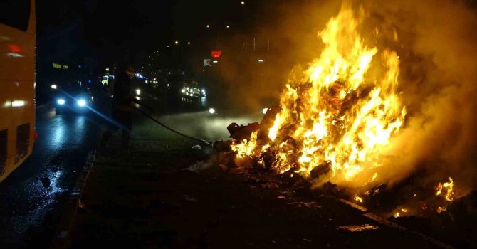 Antalya’da geri dönüşüm kamyonundaki atıklar alev aldı, dumanlar sürücülere zor anlar yaşattı