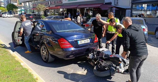 Motosiklet başka bir araca yol vermek için duran otomobilin altına girdi: 2 yaralı