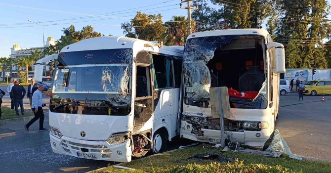 Antalya’da otel çalışanlarını taşıyan servis araçları çarpıştı: 13 yaralı