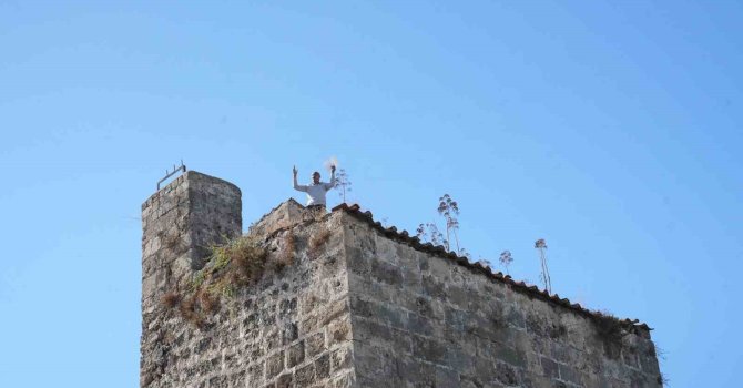 Kaleiçi’nde surların üzerine çıkan vatandaş, polisi alarma geçirdi