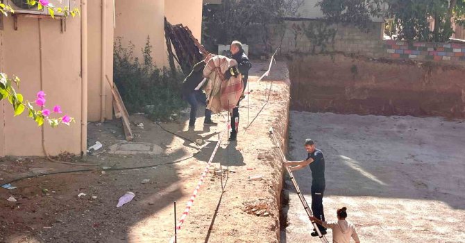 Görme ve işitme engelli ’Çarşaf’ adlı köpek inşaat sahasına düştü, battaniyeye sarılarak kurtarıldı