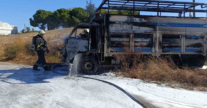 Seyir halindeyken alev alan kamyon kullanılmaz hale geldi