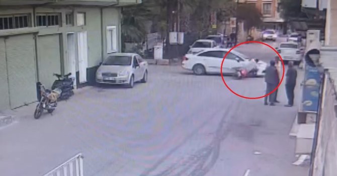 Hatay’da otomobil ile motosikletin çarpışma anı kamerada