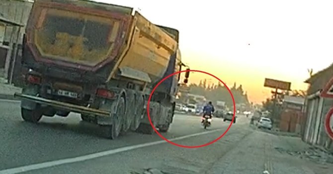 Hafriyat kamyonunu sağdan solluyan motorcu, ön kaldırarak canını hiçe saydı: O anlar kamerada