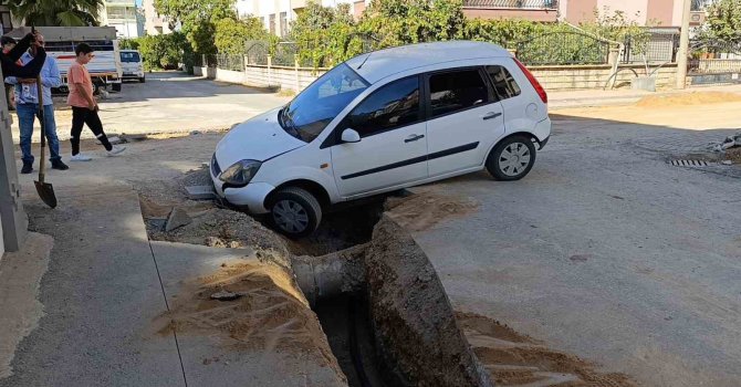 Otomobil kazılan çukura düştü