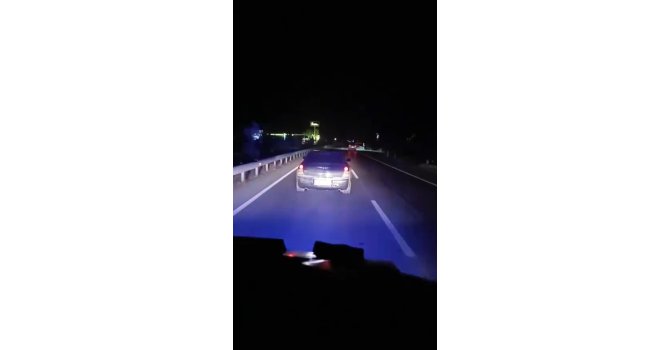 Yolu kapatıp ambulansa geçit vermedi