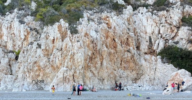 Kayalıklara tırmanan Alman turist metrelerce yükseklikten düşerek hayatını kaybetti