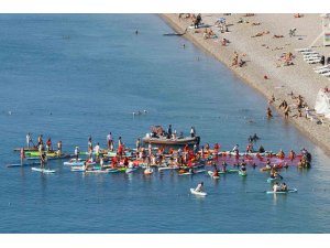 Antalya’da dalgıçlar denizde dev Türk bayrağı açtı