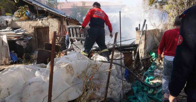 Bahçede çıkıp hayvanların bulunduğu ahıra sıçrayan yangın itfaiyenin hızlı müdahalesi ile söndürüldü