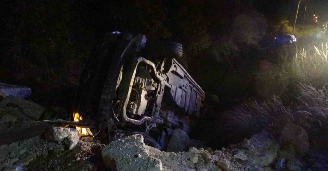 Çarpışan otomobiller kanala uçtu, 6 kişi hafif yaralandı