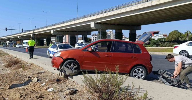 Virajı alamayan otomobil kaldırıma çıktı