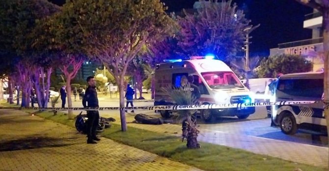 Mersin’de motosiklet ağaca çarptı: 2 ölü