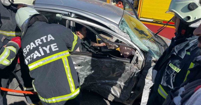 Isparta’da kontrolden çıkan otomobil elektrik direğine çarptı: 2 yaralı