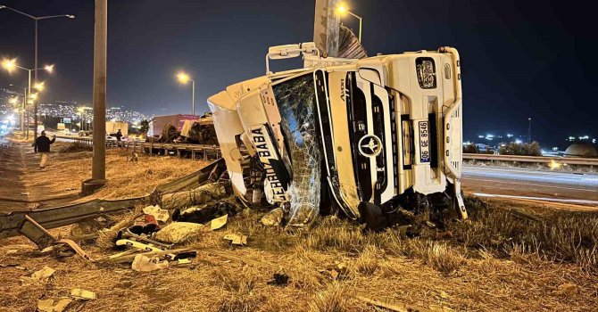 Refüje çarpan tır yan yattı, kasasındaki araçlar yola savruldu