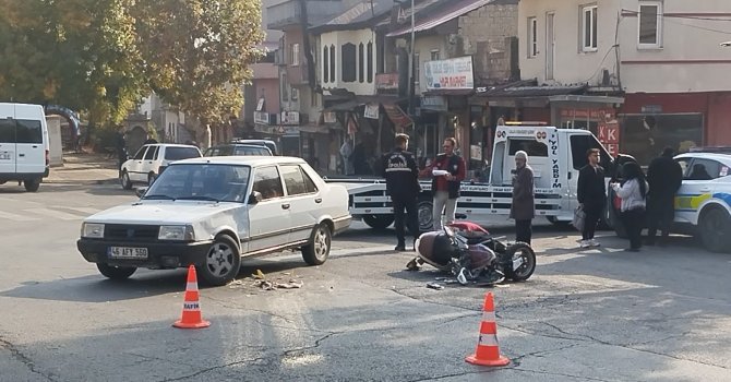 Ters yönden gelen otomobil motosiklete çarptı: 1 ölü