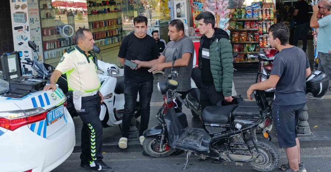 Kırmızı ışık ihlali yapan elektrikli bisiklet, motosiklete çarptı:1 yaralı