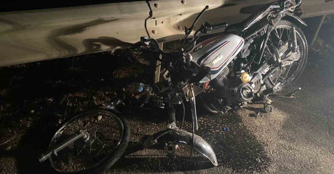 Antalya’da karayolu  ortasına bırakılan motosiklet kazaya sebep oldu