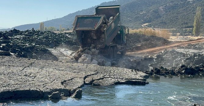 Eğirdir Gölü’nde oluşan düdenler iş makineleriyle kapatılıyor