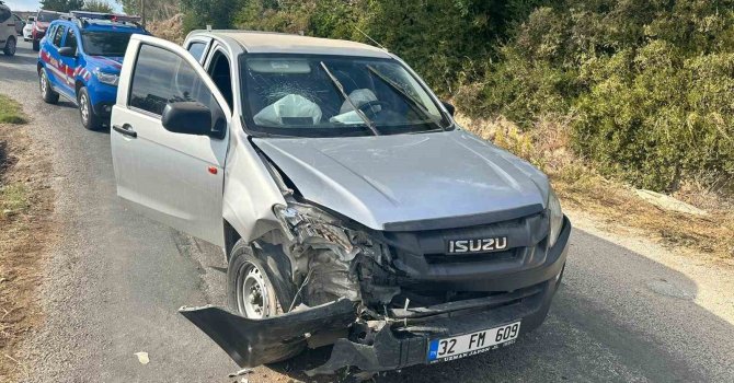 Manavgat’ta kamyonet ile otomobil çarpıştı: 3 yaralı