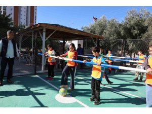 Okul bahçesinde canlı langırt, renkli görüntüler oluşturdu