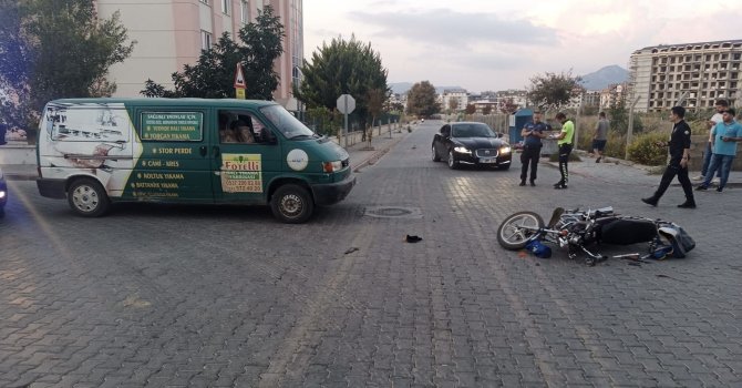 Panelvan minibüsle çarpışan motosikletli yaralandı