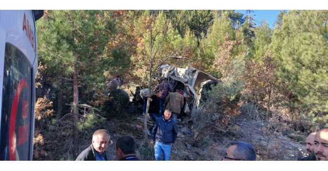 Burdur’da freni patlayıp şarampole uçan hafriyat kamyonu hurdaya döndü: 1 ağır yaralı