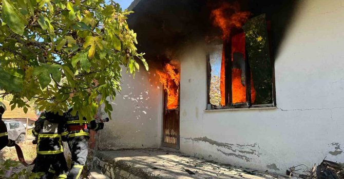 Burdur’da çıkan yangında ev alev alev yandı