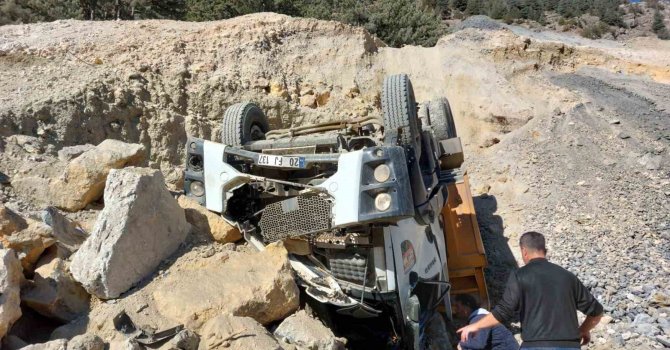 Kahramanmaraş’ta hafriyat kamyonu devrildi: 1 yaralı