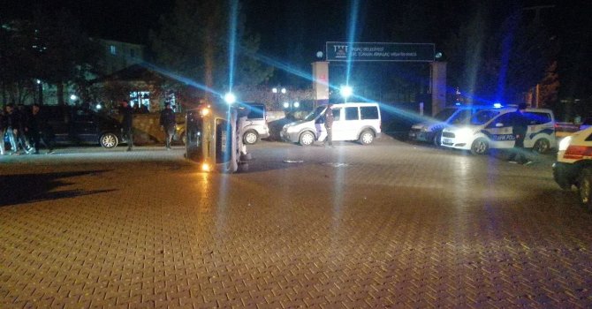 Isparta’da kontrolden çıkan otomobil yan yattı: 2 yaralı