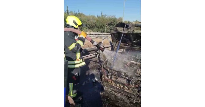 Tarsus’ta seyir halindeki otomobil yandı