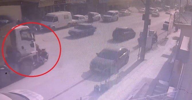 Hafriyat kamyonunun altında kalan motosikletli aracın altından yürüyerek çıktı: O anlar kamerada