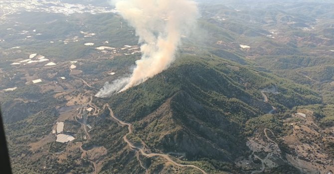 Kumluca’da çıkan yangına müdahale sürüyor